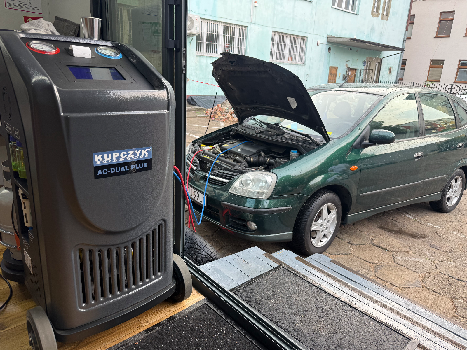 Sprawdzenie szczelności, próżnia, nabicie klimatyzacji