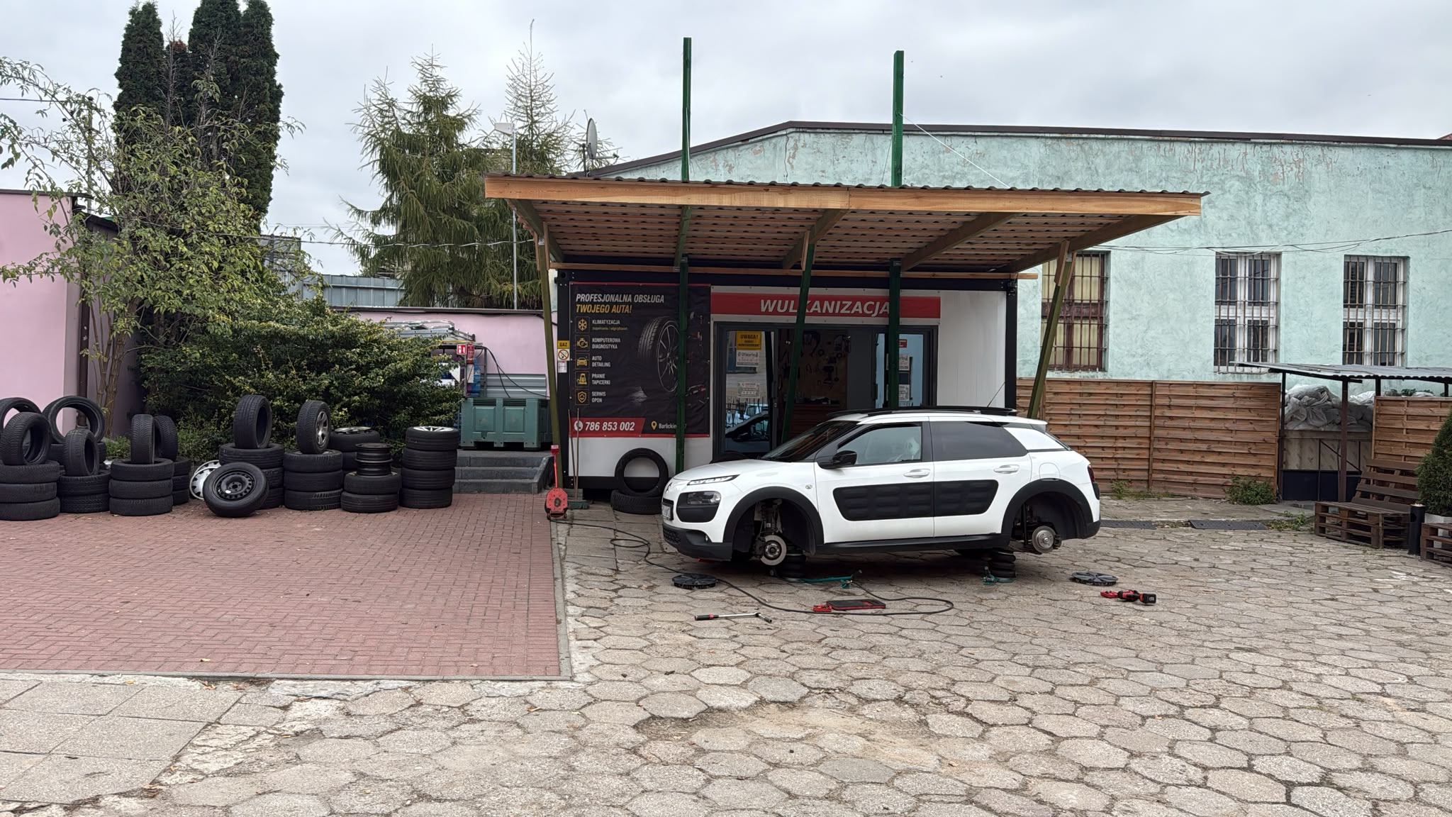 W trakcie wymiany opon. Przygotowanie na zimę.